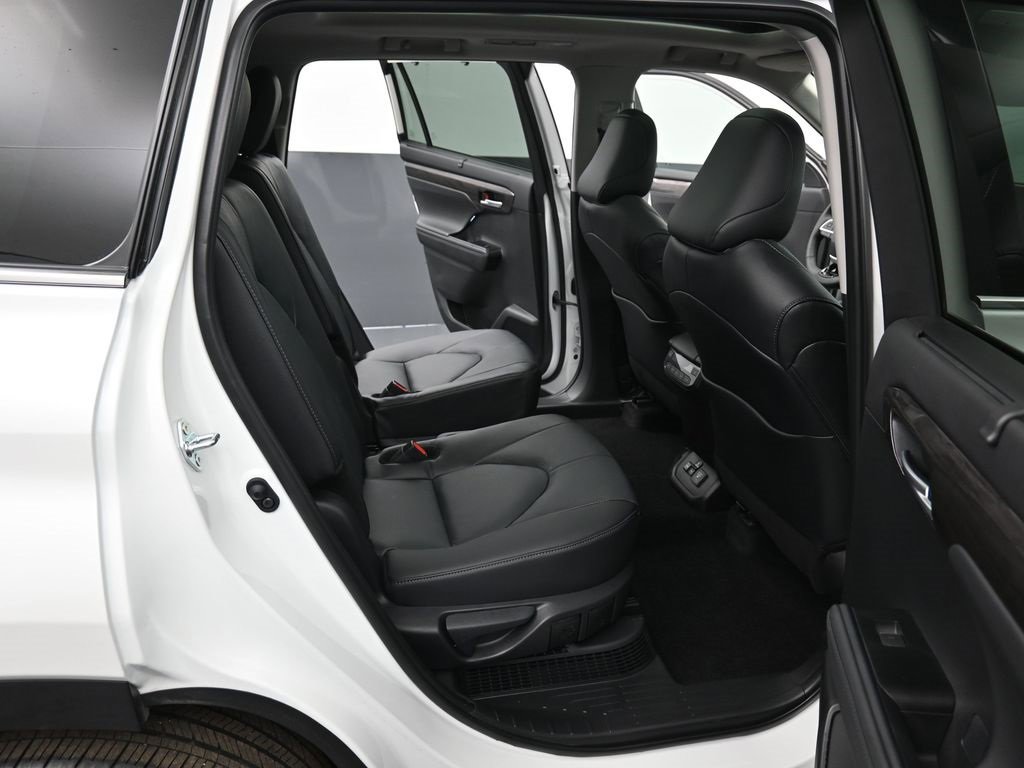 Certified 2025 Toyota Highlander Platinum image 35