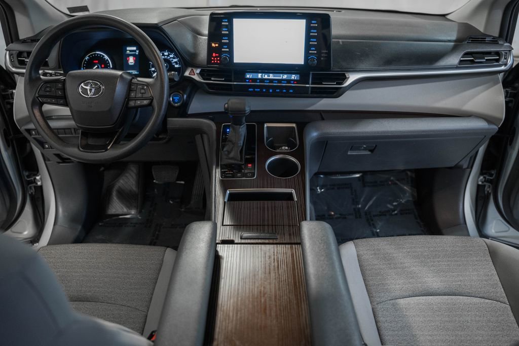 Used 2023 Toyota Sienna LE image 18