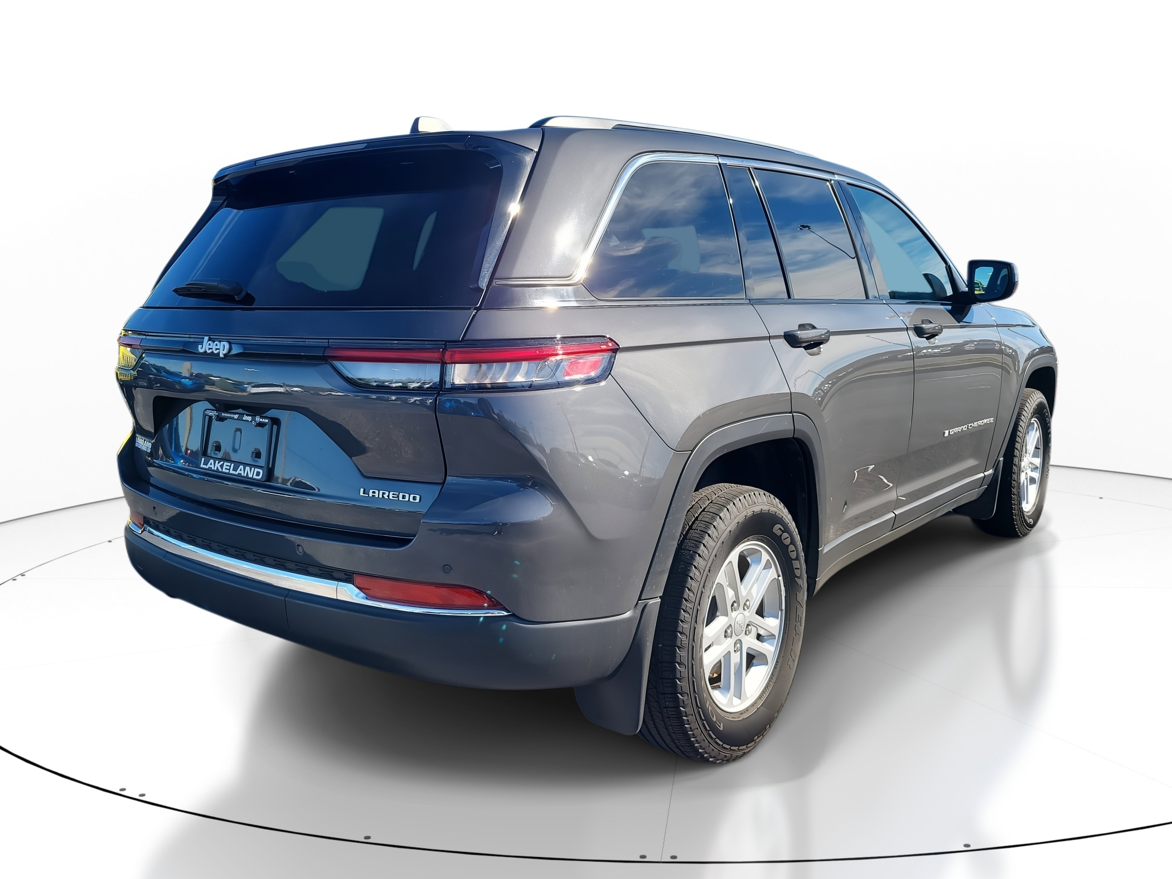 Used 2025 Jeep Grand Cherokee Laredo w/ MOPAR Finishing Package image 4