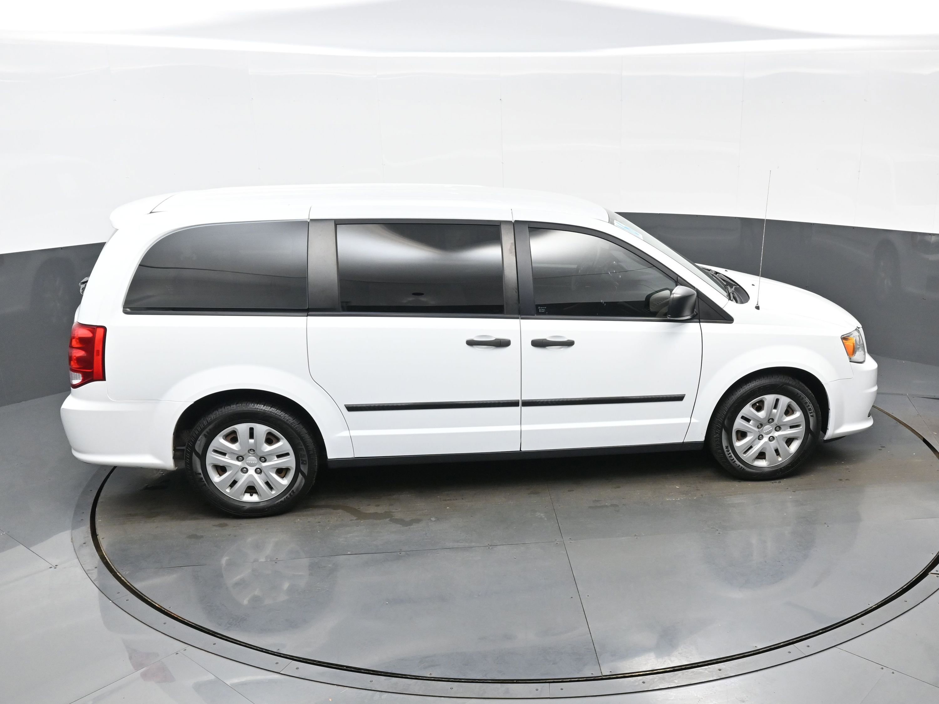 Used 2016 Dodge Grand Caravan American Value Package image 35