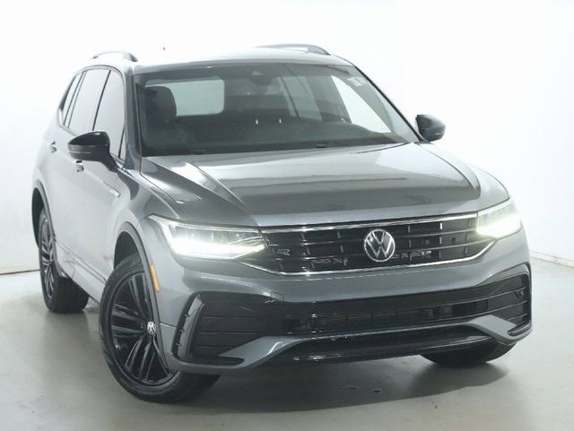 Used 2022 Volkswagen Tiguan SE R-Line image 2
