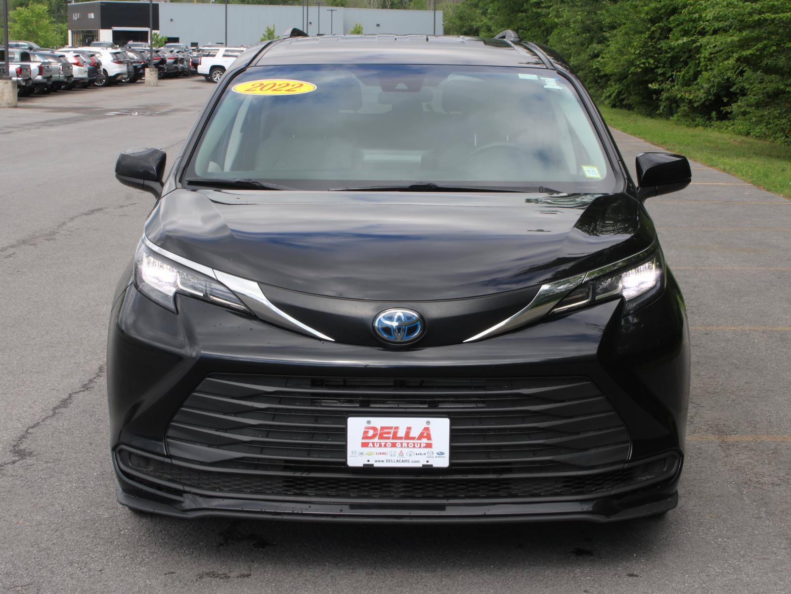 Used 2022 Toyota Sienna LE AWD/4WD image 2