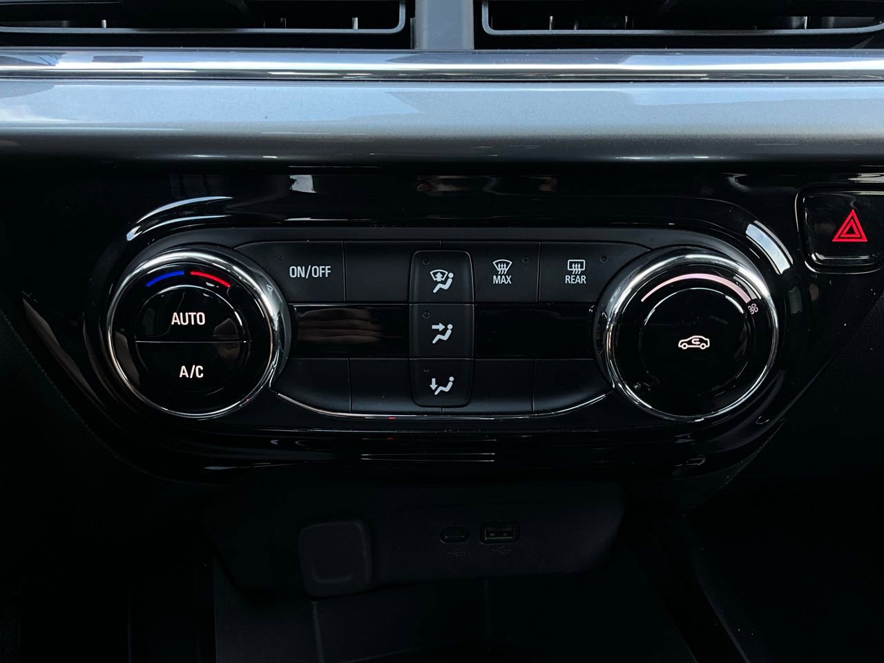 Used 2025 Chevrolet Trax LT image 25