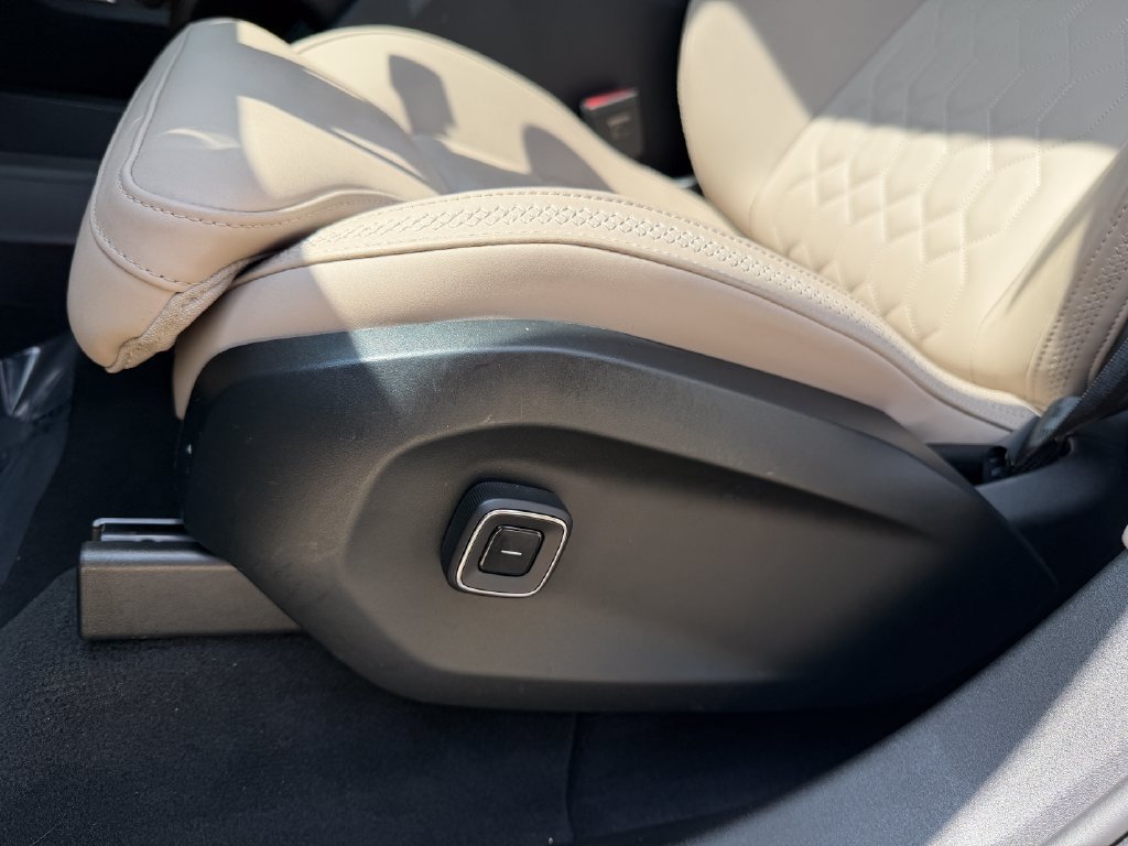 Certified 2025 Volvo EX90 Plus AWD/4WD image 13