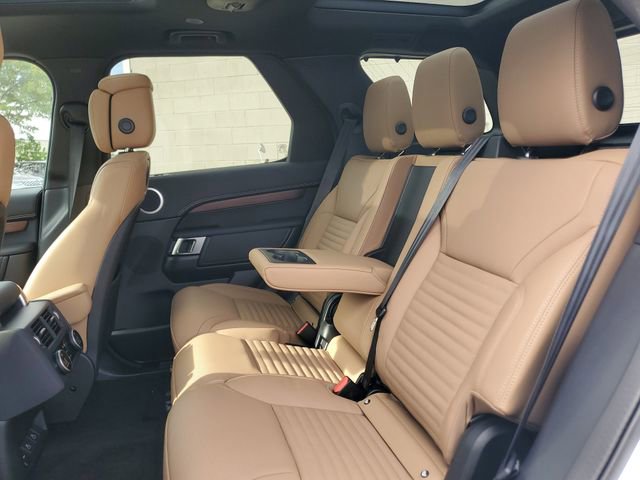 Used 2024 Land Rover Discovery Dynamic SE image 12