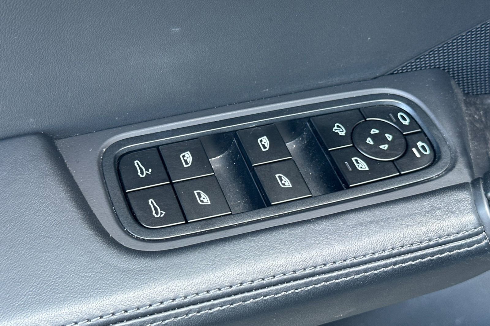 Used 2025 Porsche Cayenne S image 13