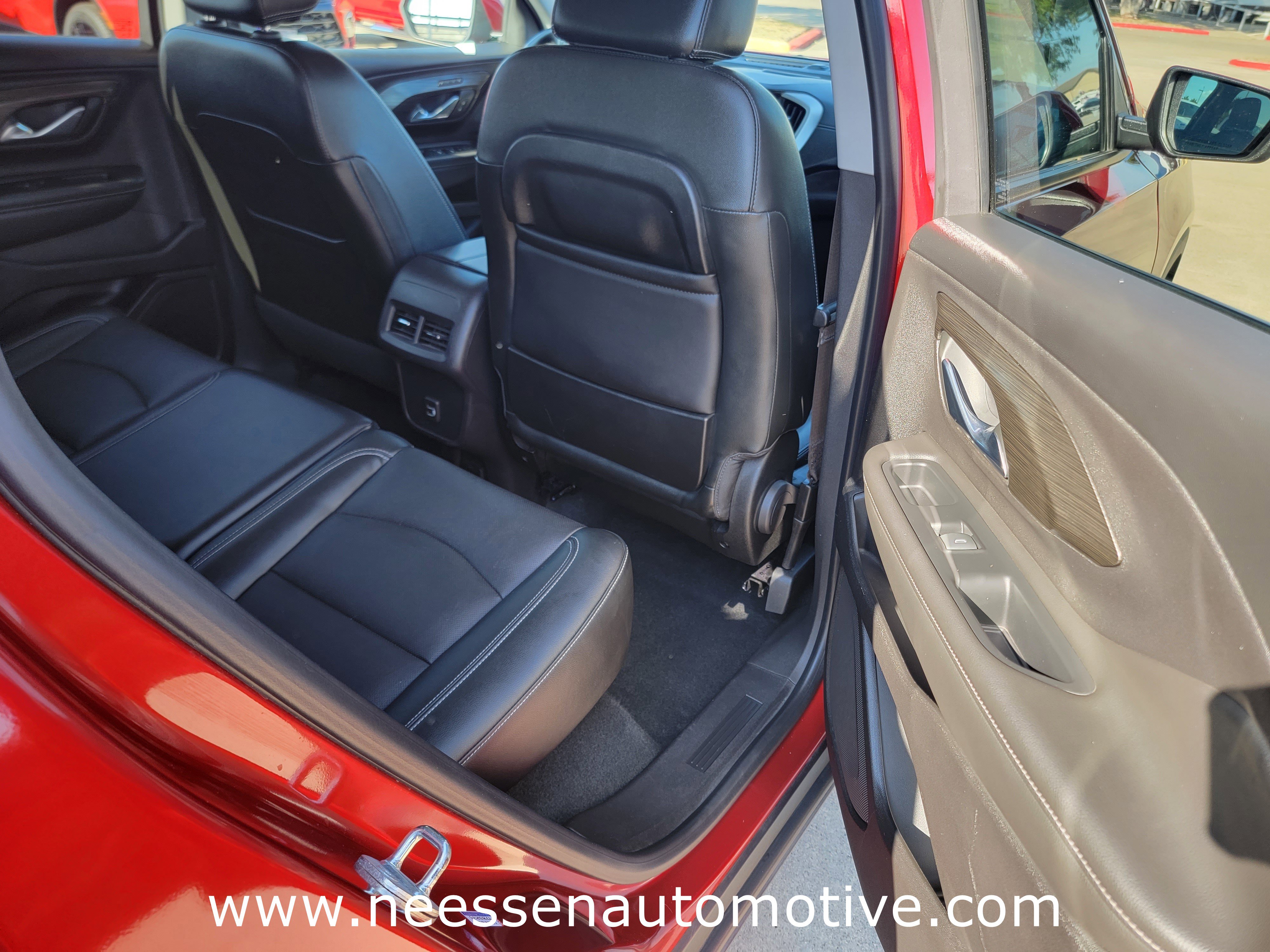 Used 2024 GMC Terrain SLT w/ Infotainment Package II image 11