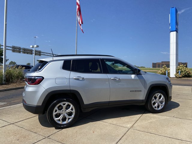 Used 2024 Jeep Compass Latitude AWD/4WD image 12