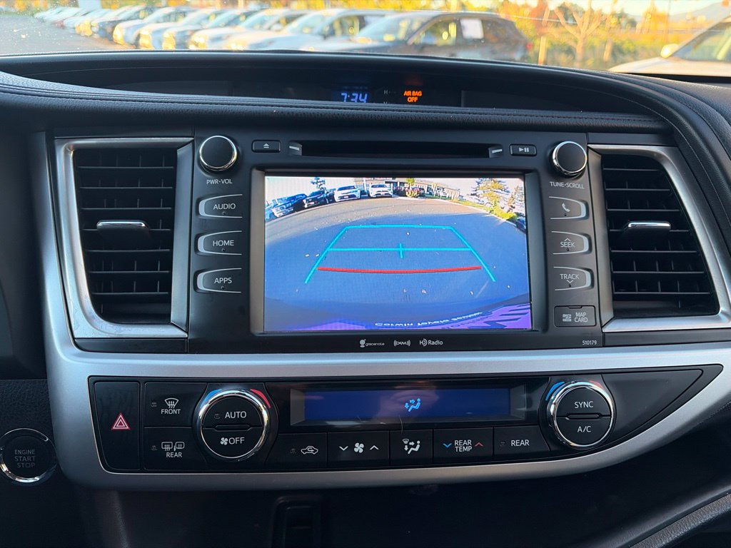 Used 2018 Toyota Highlander SE w/ Carpet Mat Package (TMS) AWD/4WD image 32
