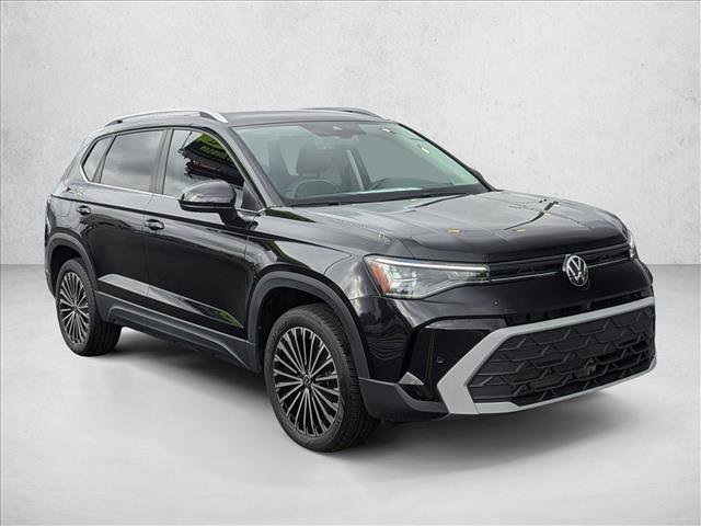 Certified 2025 Volkswagen Taos SE image 3