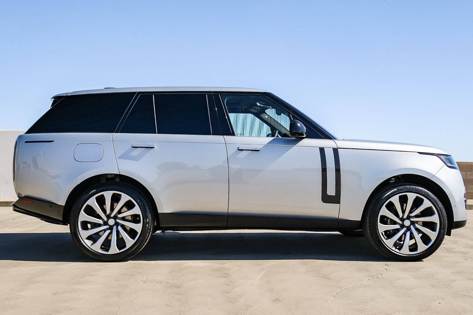 New 2025 Land Rover Range Rover SE image 4
