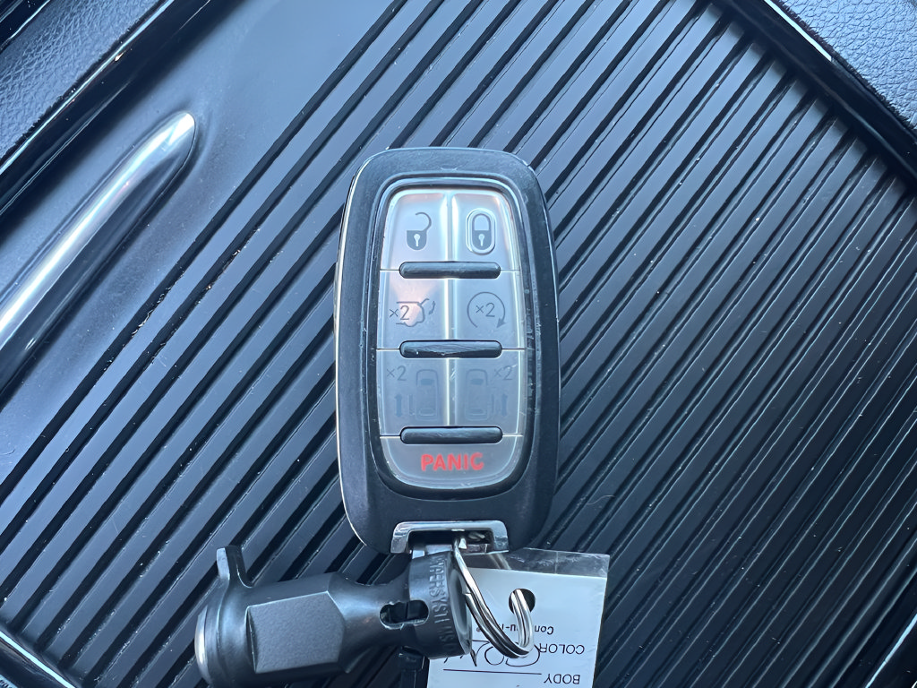 Used 2025 Chrysler Pacifica Limited FWD image 34