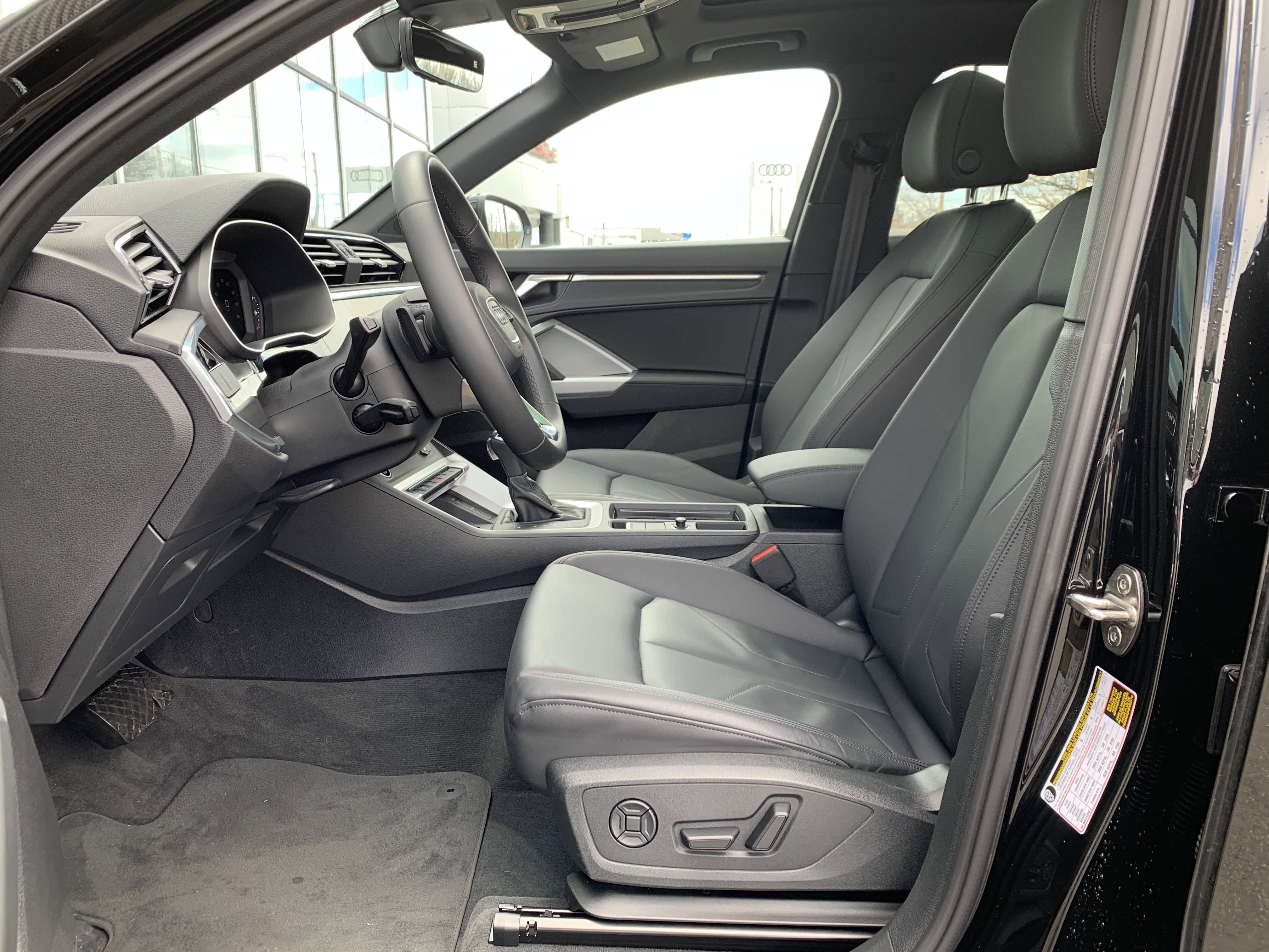 Used 2025 Audi Q3 2.0T Premium w/ Convenience Package image 5