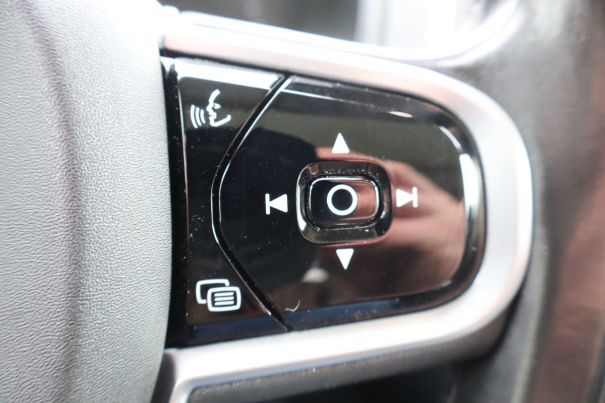 Used 2018 Volvo XC90 T6 Momentum w/ Convenience Package AWD/4WD image 33