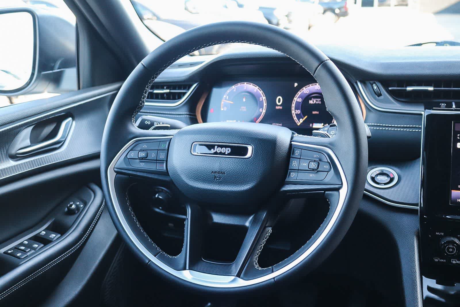 Used 2025 Jeep Grand Cherokee Laredo X RWD image 15