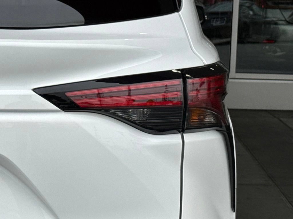 Certified 2025 Toyota Sienna XSE w/ XSE Premium Package AWD/4WD image 14