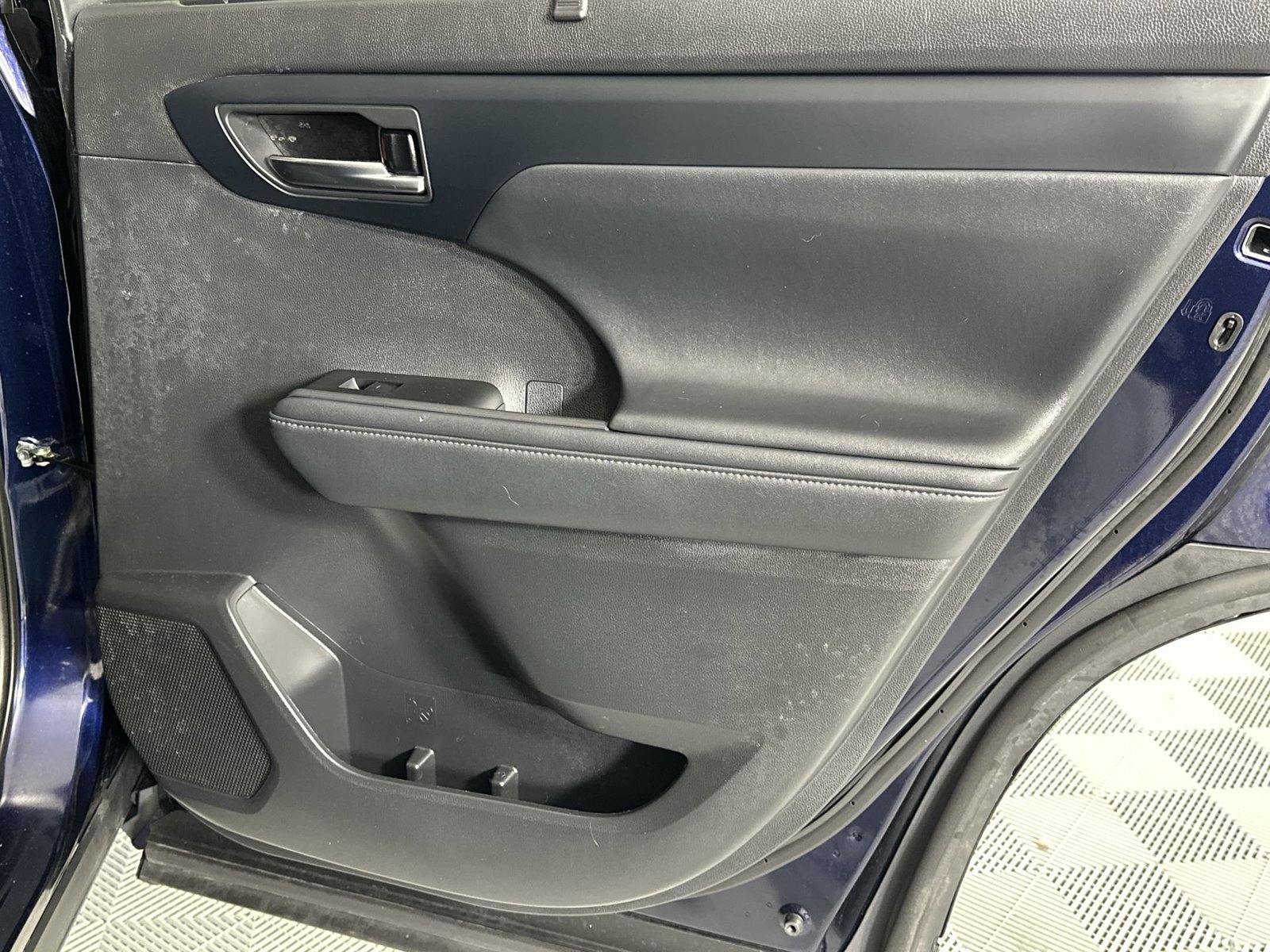 Used 2021 Toyota Highlander XLE FWD image 32