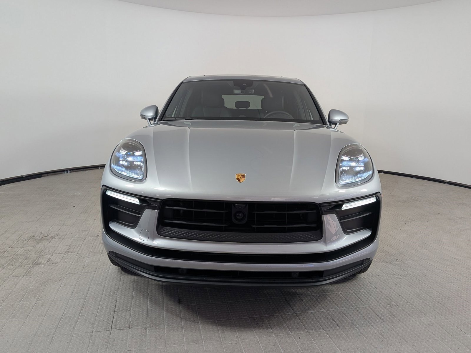 Certified 2025 Porsche Macan Turbo AWD/4WD image 6
