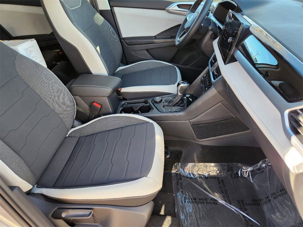 New 2025 Volkswagen Taos SE image 18