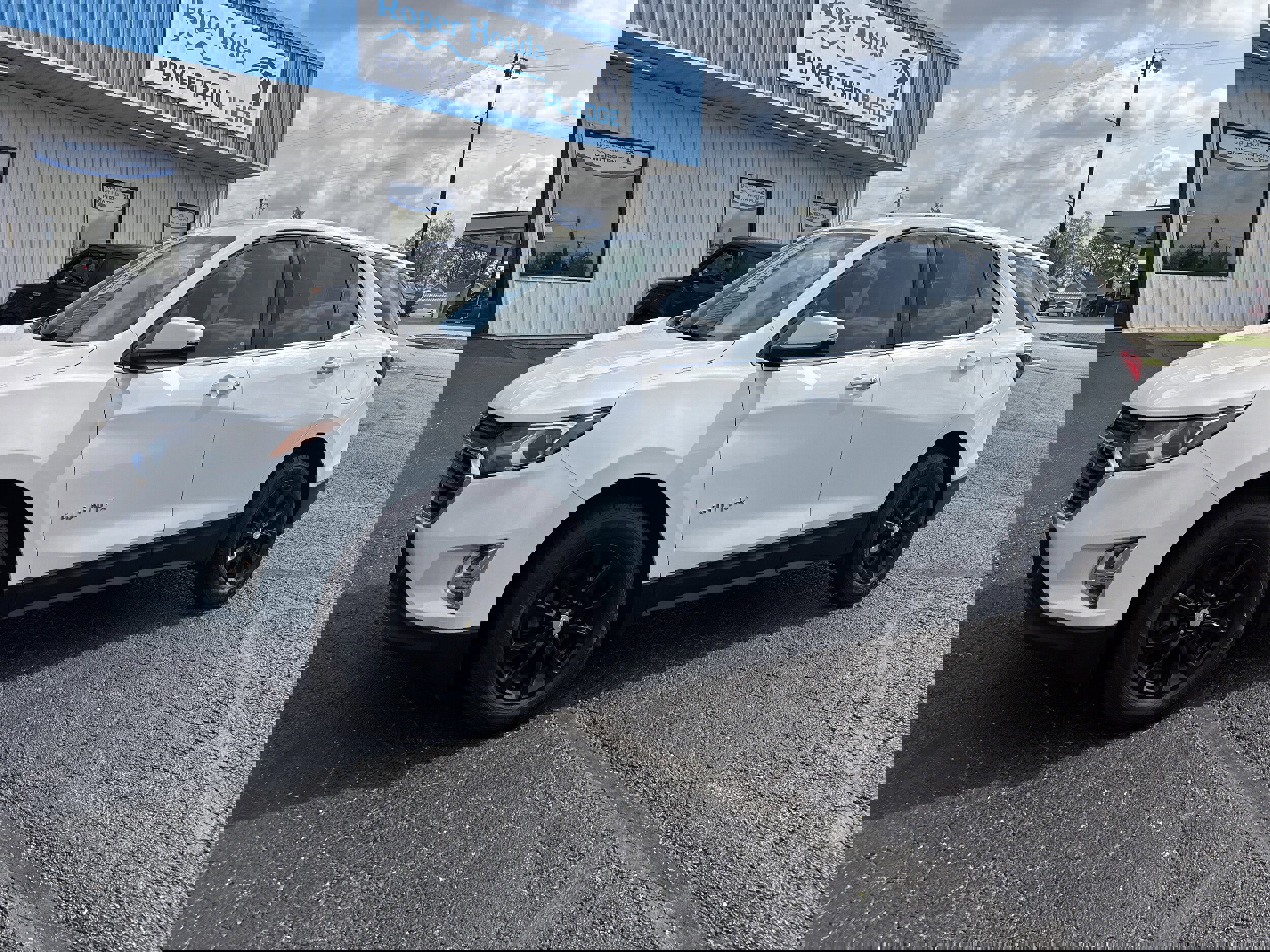 Used 2018 Chevrolet Equinox LT image 2
