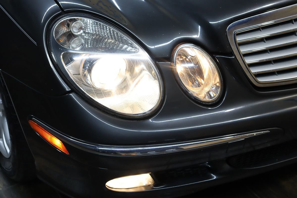 Used 2005 Mercedes-Benz E 320 CDI Sedan image 10