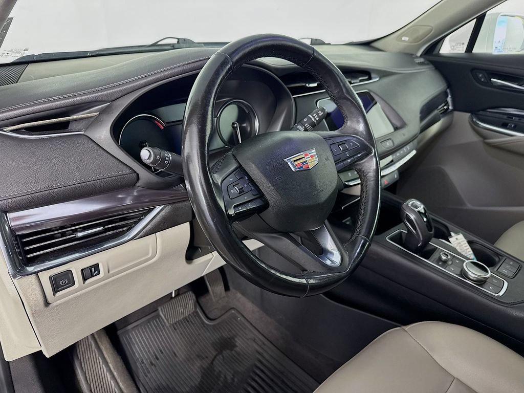 Used 2019 Cadillac XT4 Luxury w/ Cold Weather Package FWD image 9
