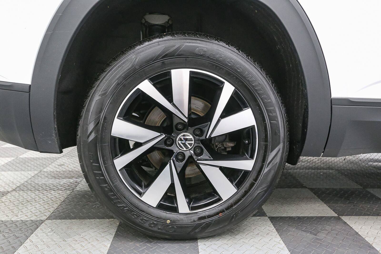 Certified 2022 Volkswagen Atlas Cross Sport SE AWD/4WD image 18