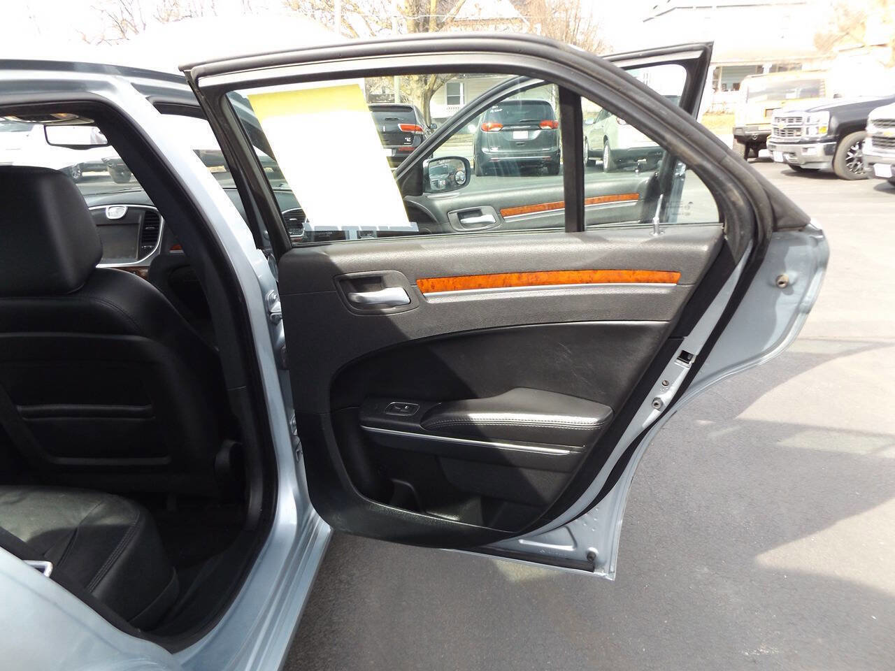 Used 2013 Chrysler 300 w/ Driver Convenience Group image 27