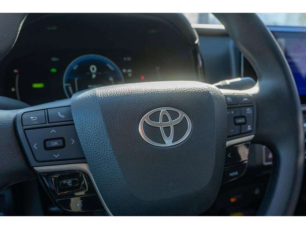 Used 2025 Toyota Camry LE FWD image 29