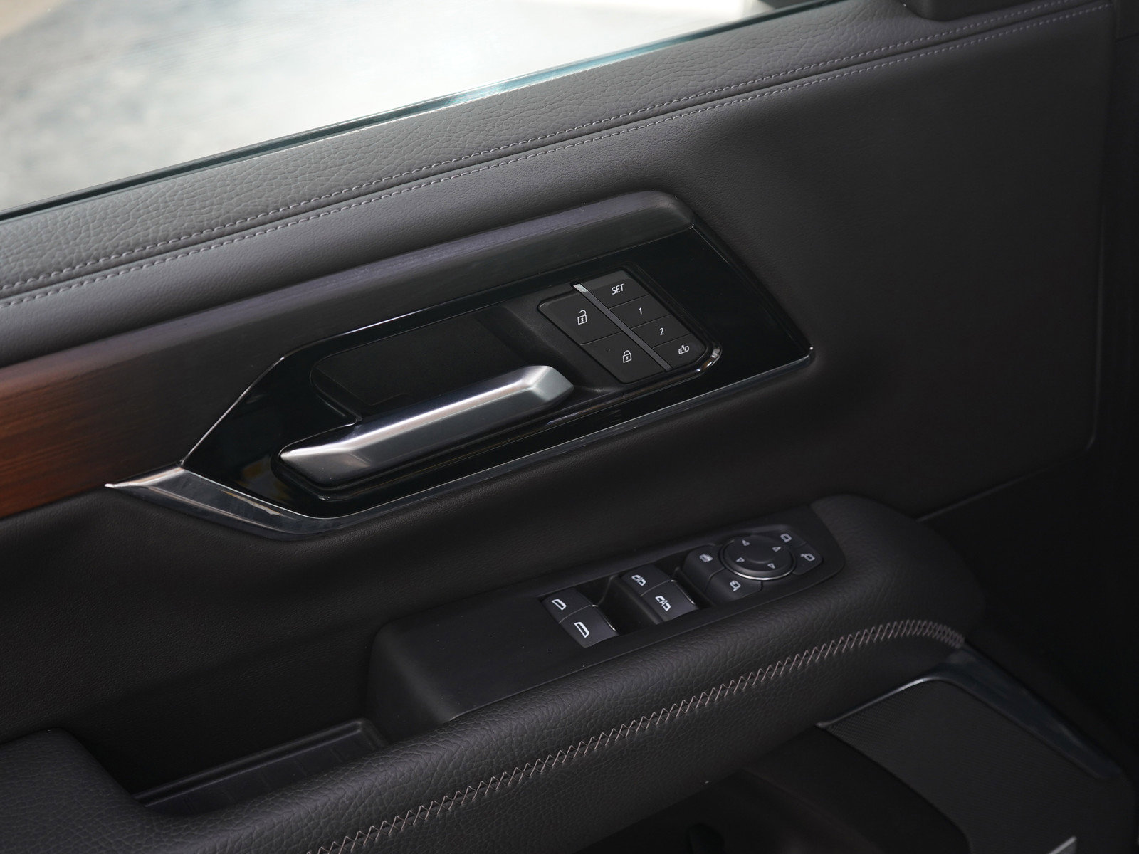 Used 2025 GMC Yukon Denali w/ Denali Reserve Package image 24