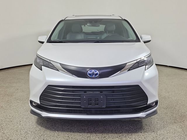 Used 2025 Toyota Sienna XLE FWD image 3
