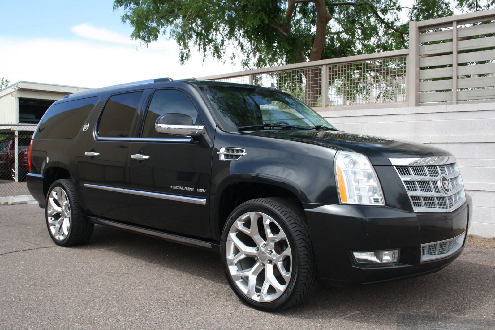 Used 2010 Cadillac Escalade ESV Platinum image 2