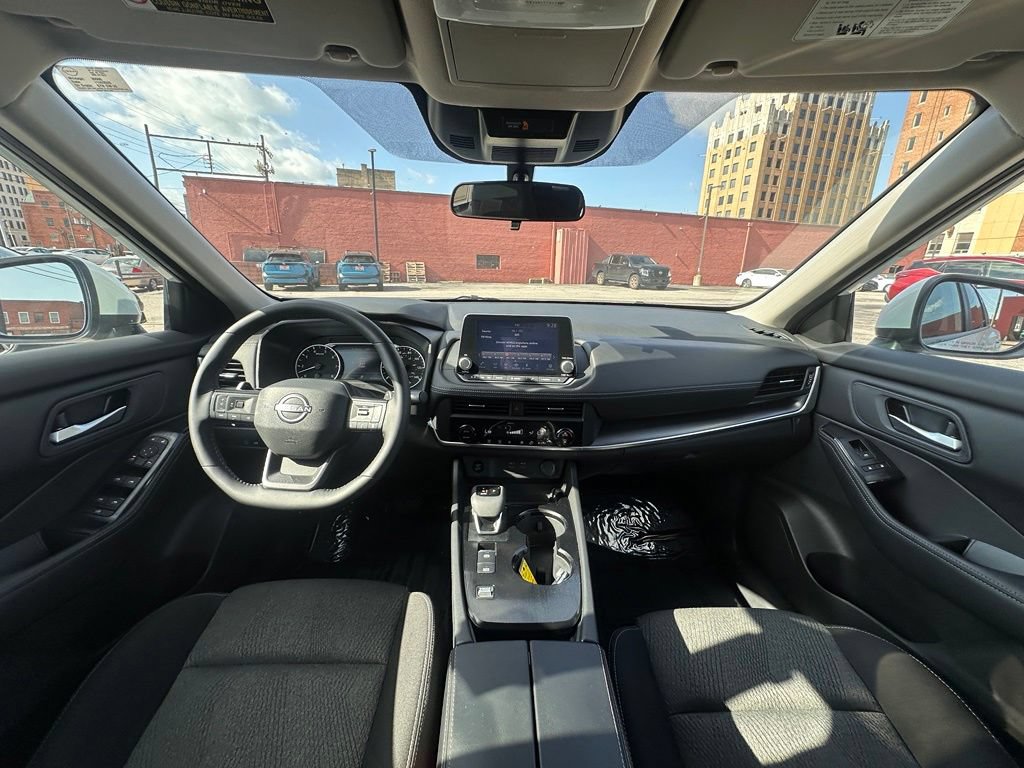 Certified 2025 Nissan Rogue SV FWD image 16
