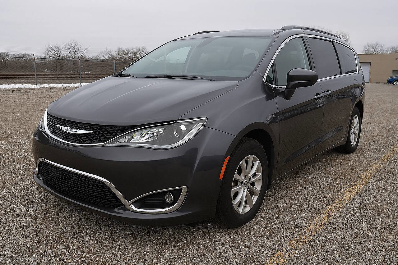 Used 2019 Chrysler Pacifica Touring-L FWD image 1