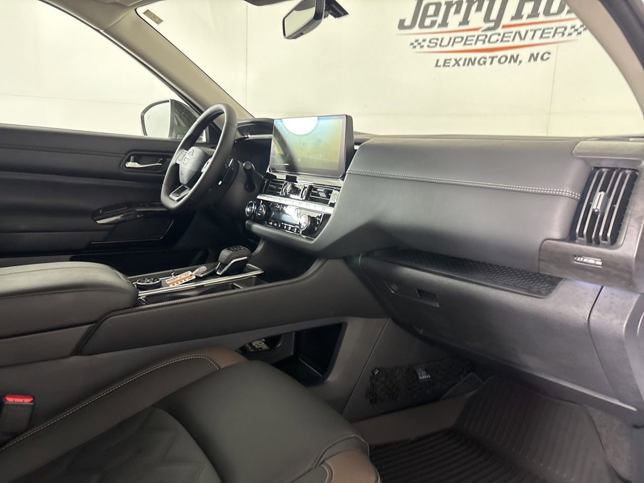 Used 2026 Nissan Pathfinder Platinum AWD/4WD image 32