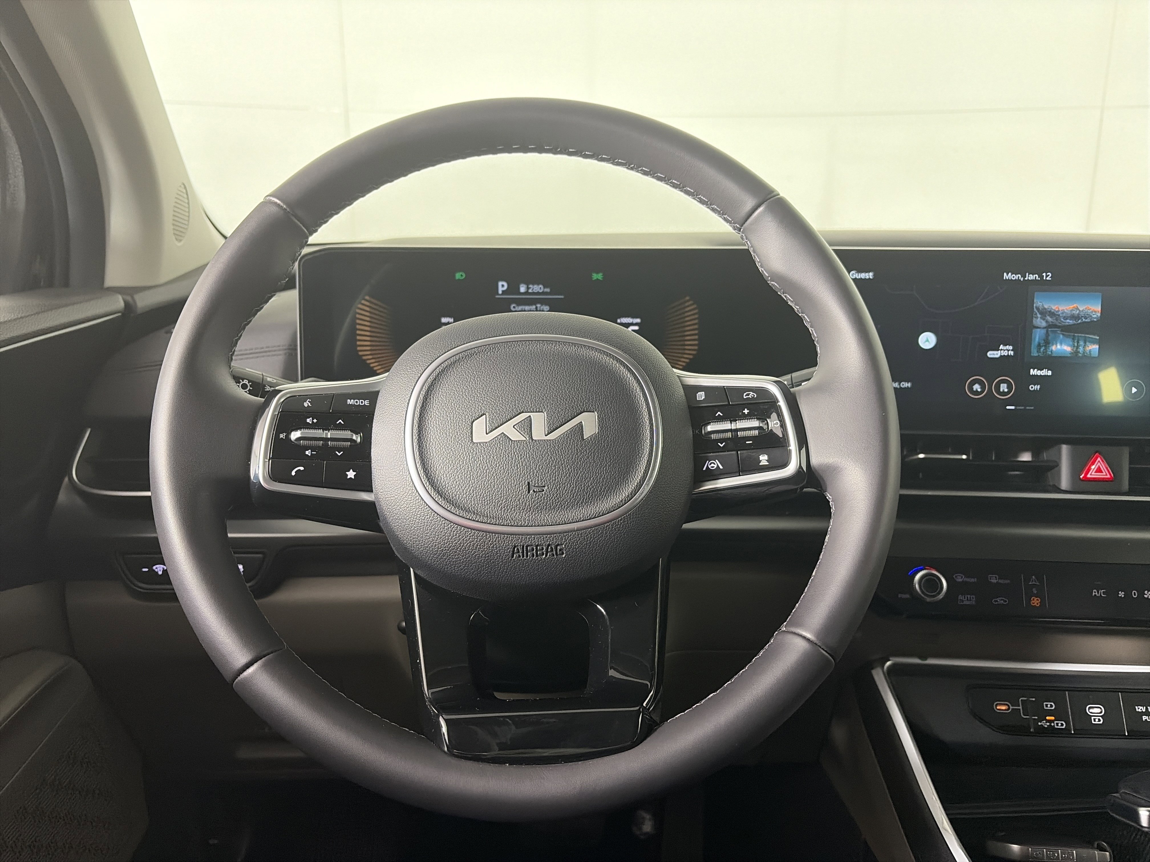 Used 2025 Kia Carnival image 31