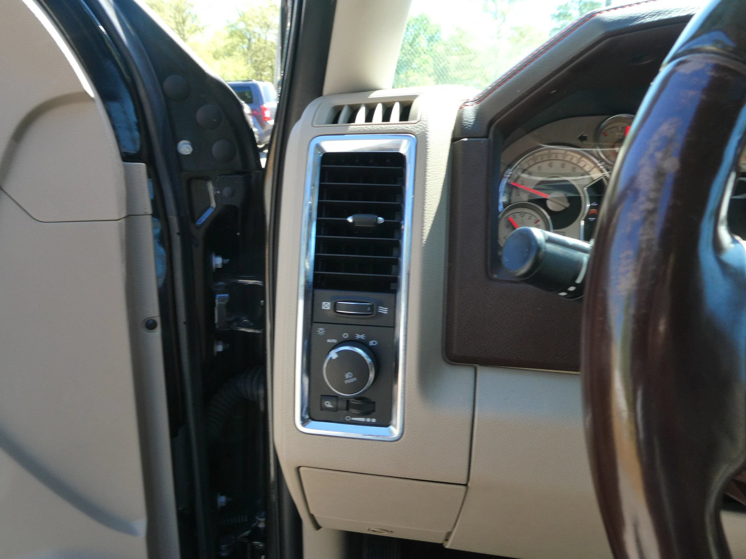 Used 2018 RAM 1500 Laramie Longhorn w/ Longhorn Southfork Package AWD/4WD image 18