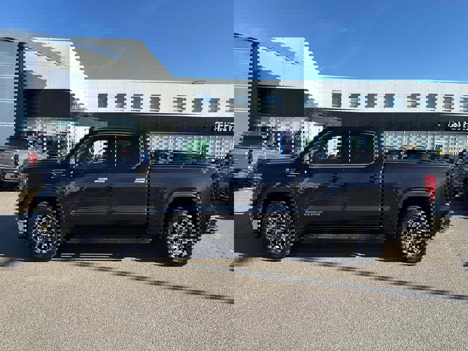 Used 2022 GMC Sierra 1500 SLT AWD/4WD image 2