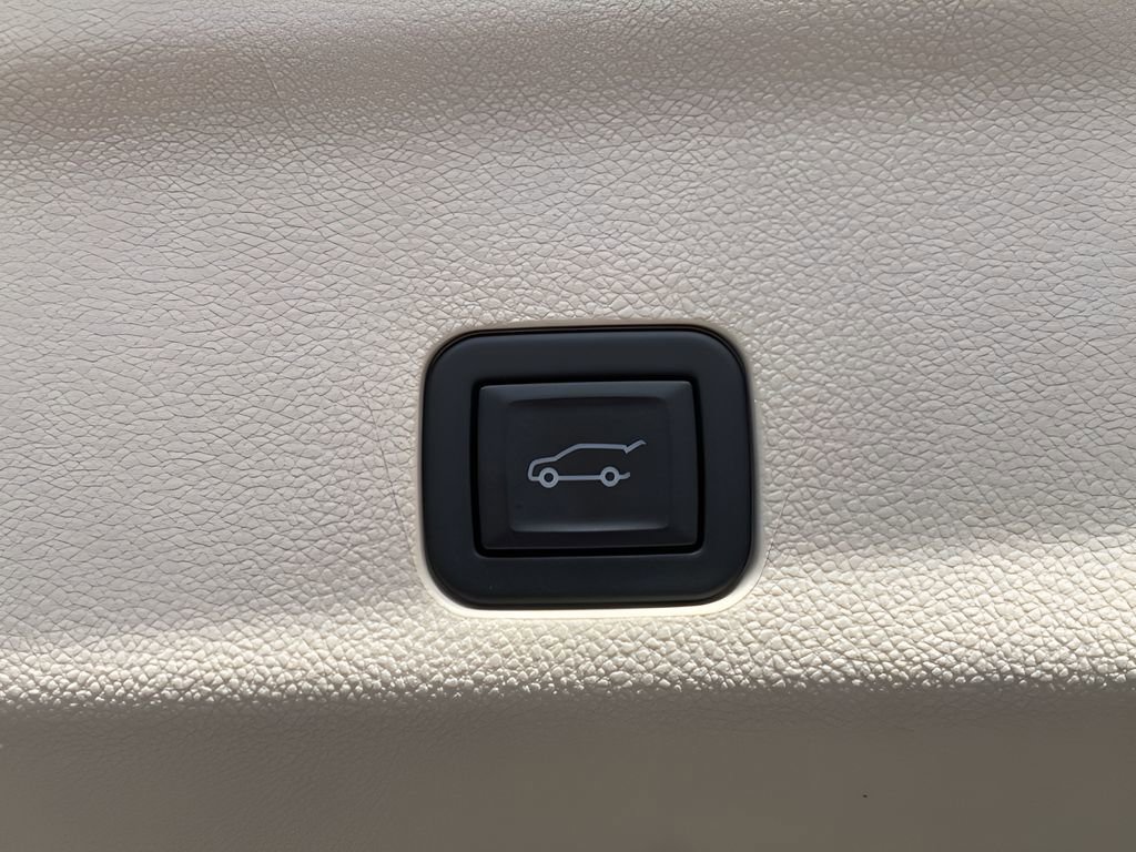 Certified 2025 Cadillac Escalade Premium Luxury Platinum w/ LPO, Floor Liner Package AWD/4WD image 15