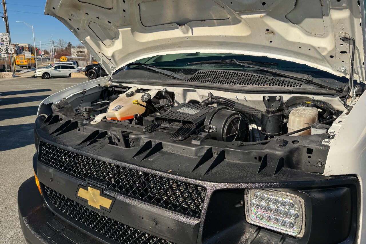 Used 2017 Chevrolet Express 2500 image 31
