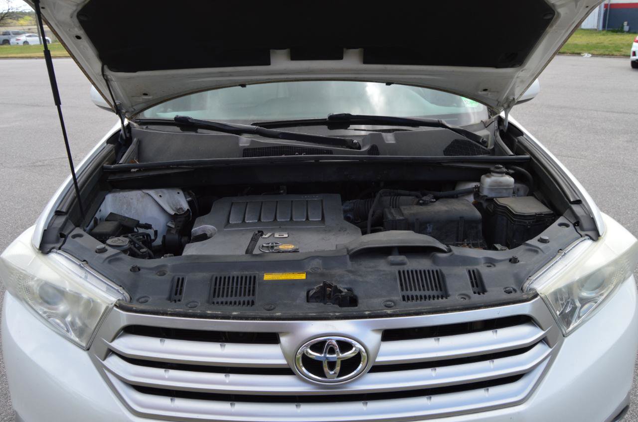 Used 2011 Toyota Highlander SE w/ Tow Pkg AWD/4WD image 17