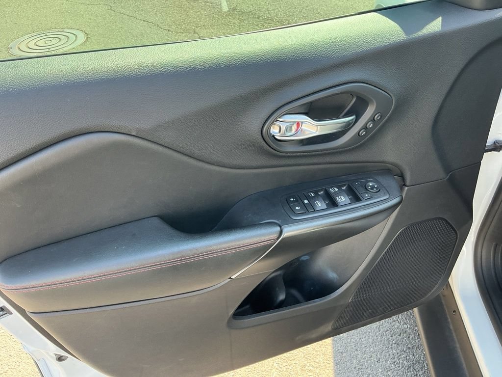 Used 2020 Jeep Cherokee Trailhawk AWD/4WD image 16