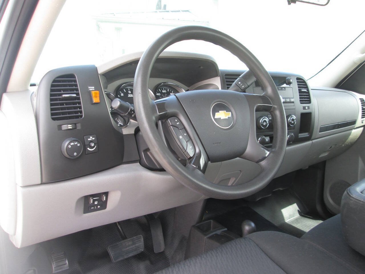 Used 2011 Chevrolet Silverado 2500 W/T AWD/4WD image 15