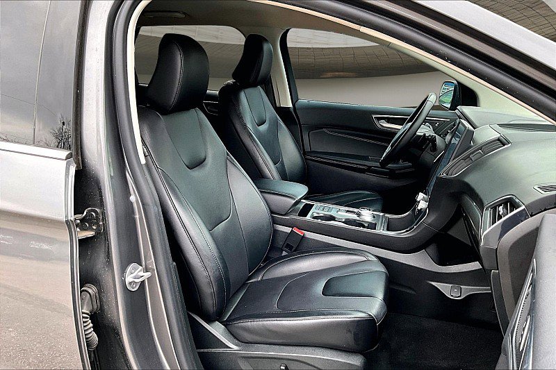 Used 2022 Ford Edge Titanium w/ Equipment Group 301A image 7