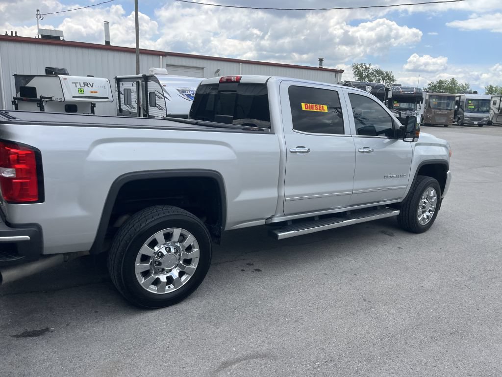 Used 2019 GMC Sierra 2500 Denali w/ Duramax Plus Package AWD/4WD image 14
