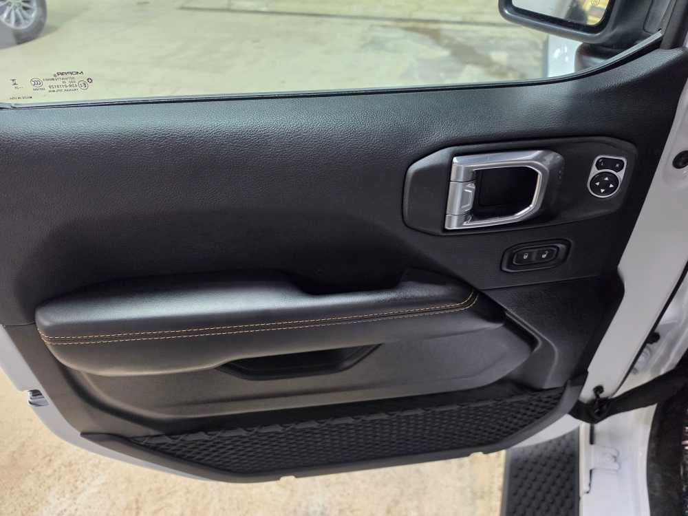 Used 2025 Jeep Wrangler Unlimited Sahara AWD/4WD image 16
