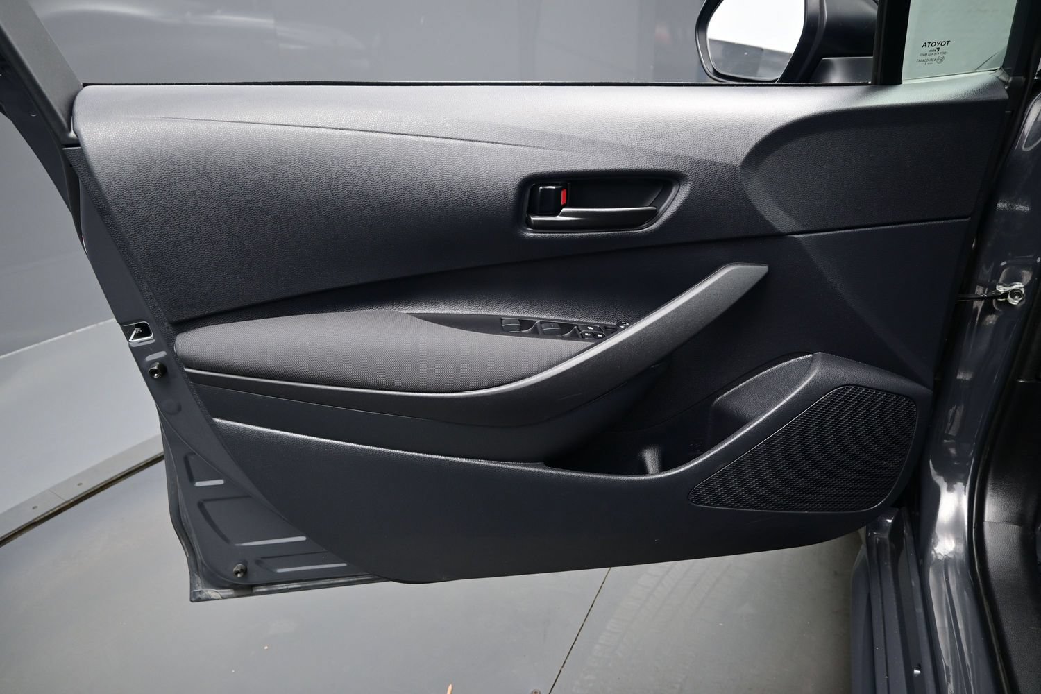 Used 2025 Toyota Corolla LE FWD image 9