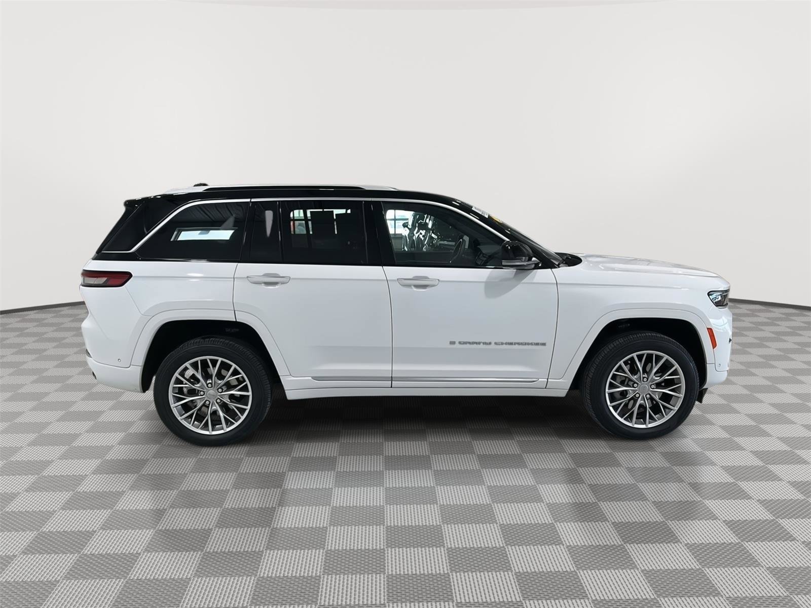 Used 2023 Jeep Grand Cherokee Summit w/ Luxury Tech Group V image 6