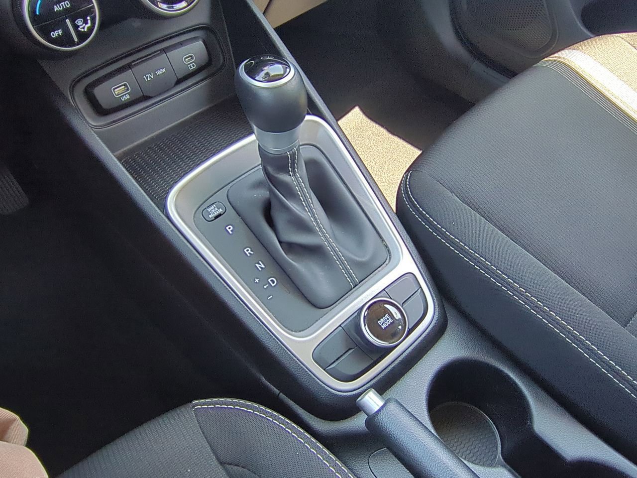 Used 2025 Hyundai Venue SEL FWD image 13