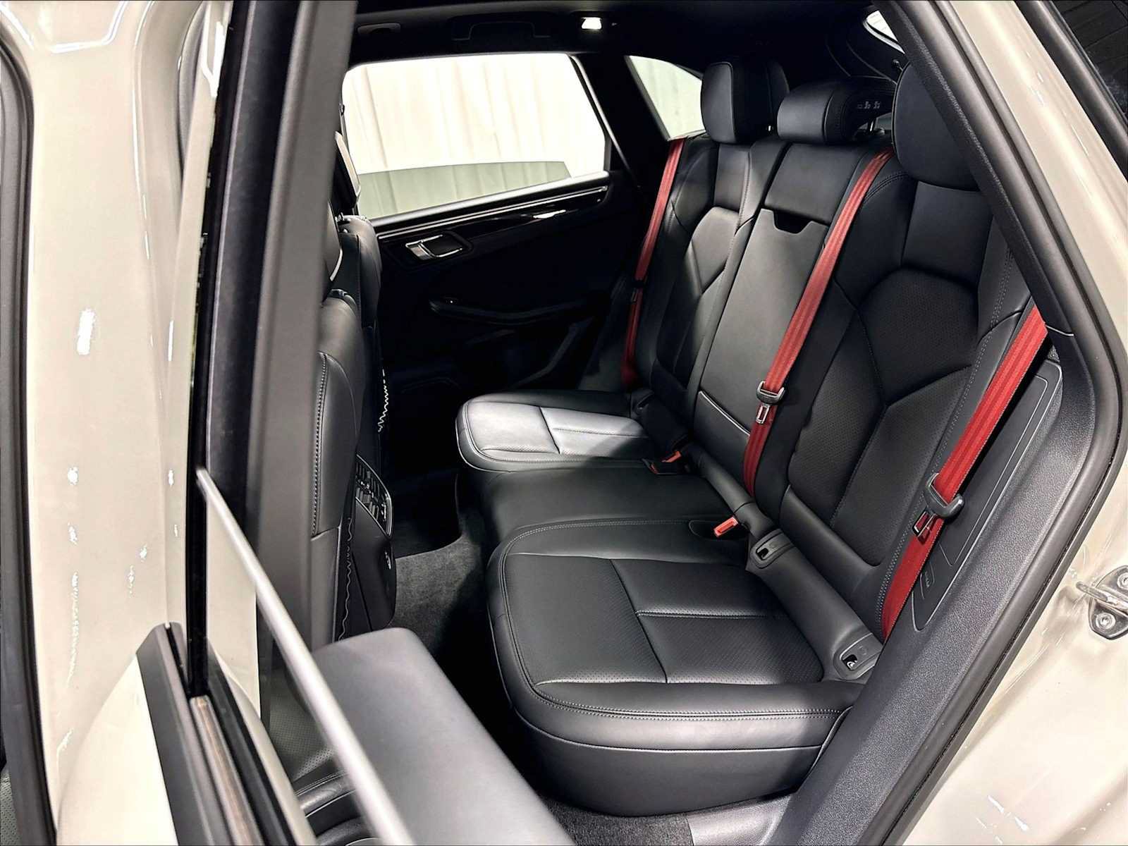 Used 2023 Porsche Macan AWD/4WD image 30